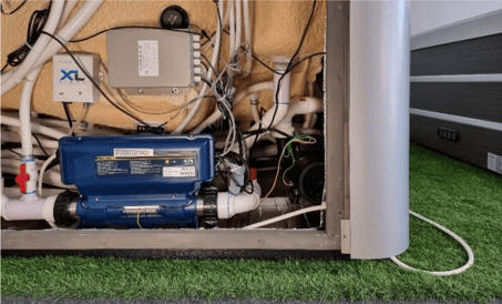 Kabeleinführung in den Pool über die Ecke