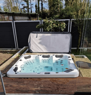 Whirlpool auf Terrasse mit Abstand