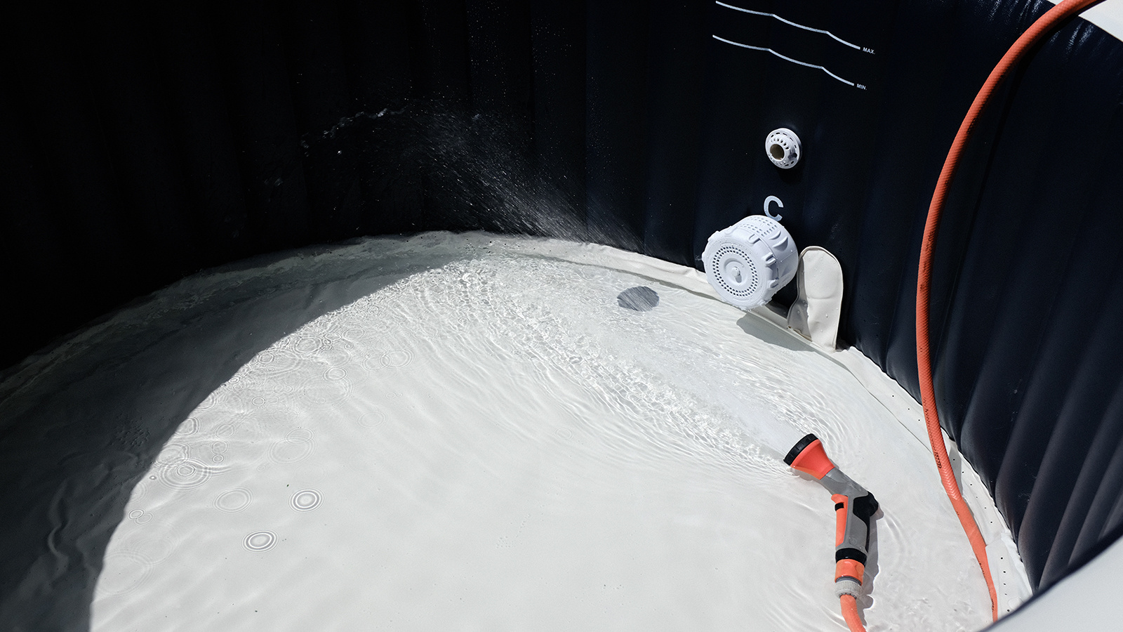 aufblasbare-vs-acryl_installation-befuellung_1600x900