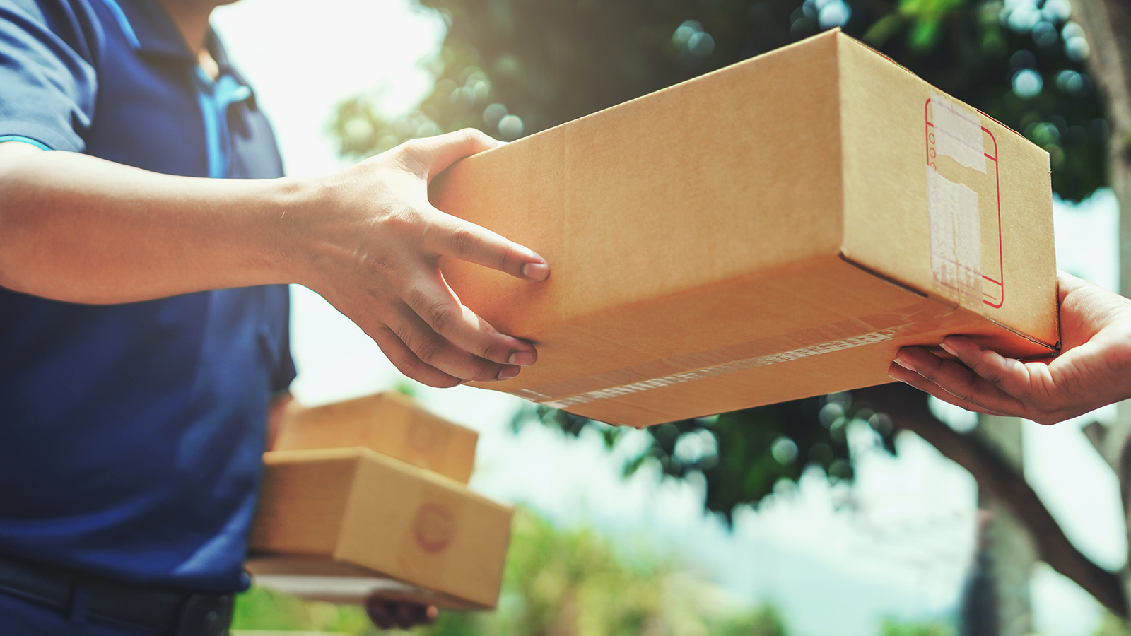 aufblasbare-vs-acryl_lieferung-packet-uebergabe_1600x900