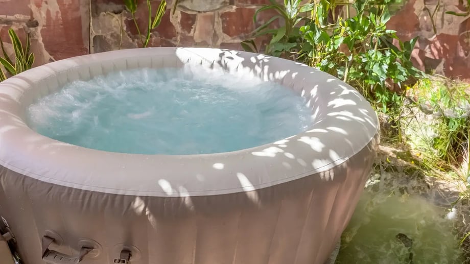 aufblasbarer-whirlpool-vs-acryl-pool