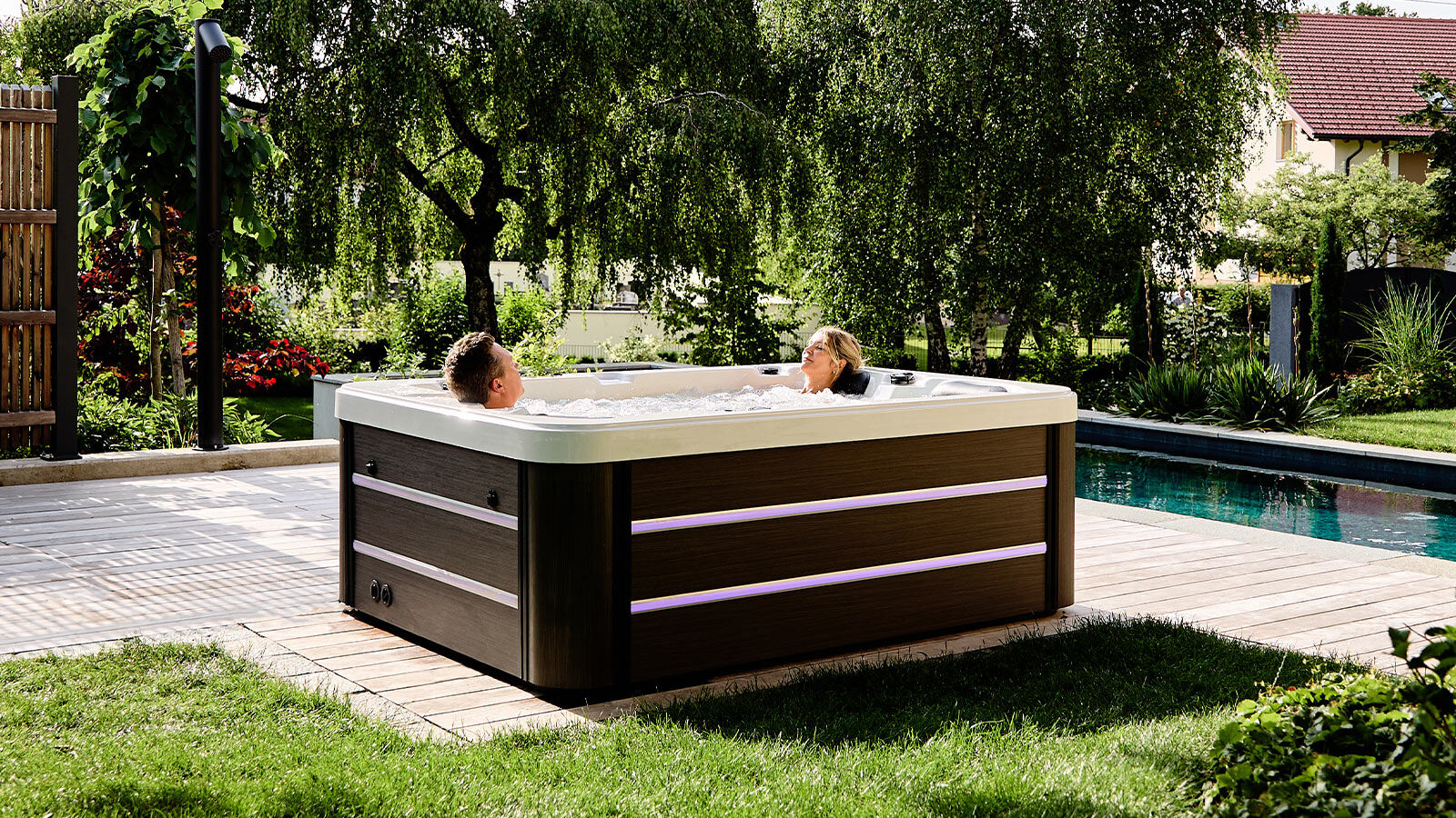 balearis-outdoor-whirlpool-pro3-paar-mitten-im-garten_1600x900