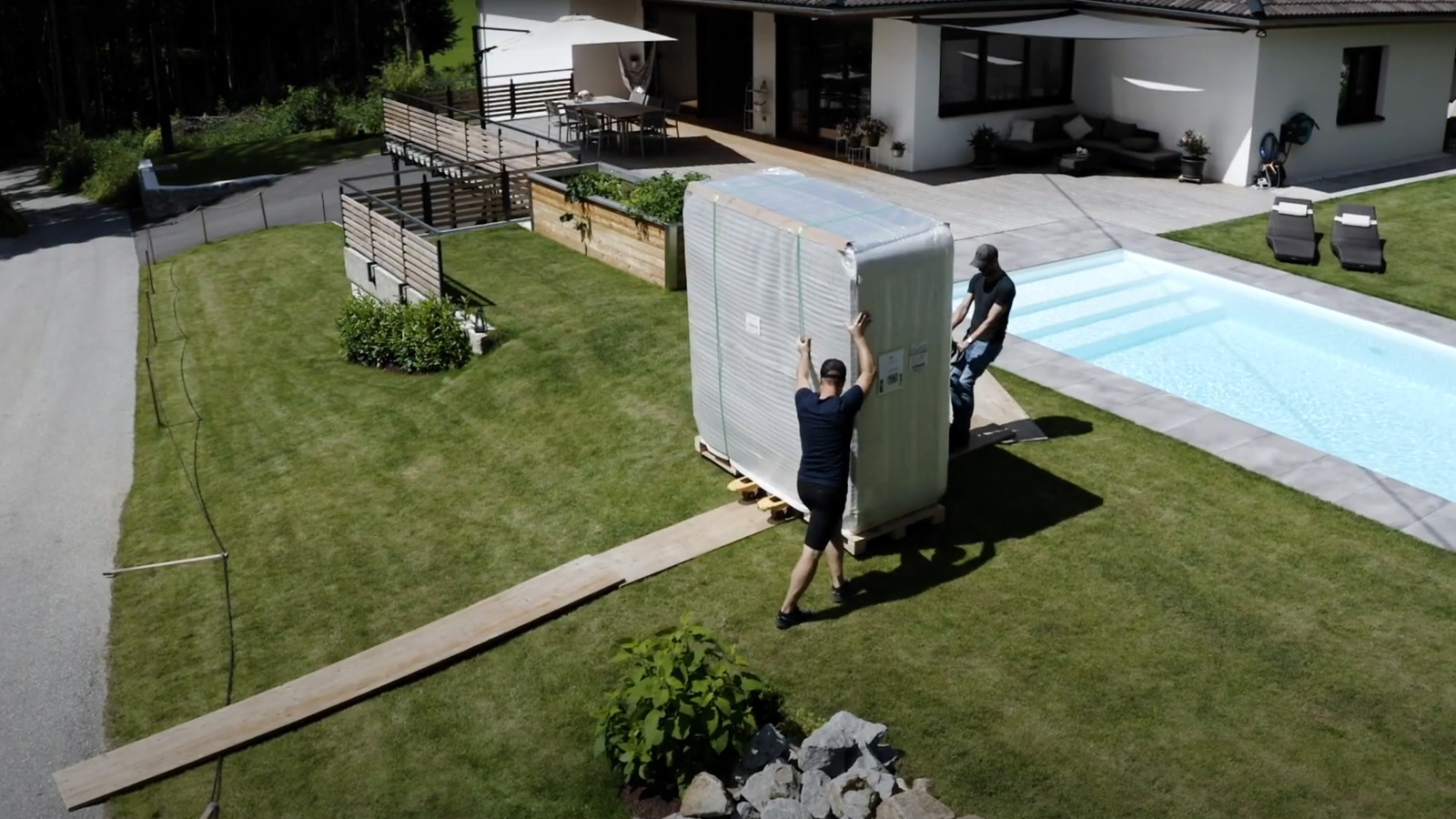 balearis-outdoor-whirlpools-anlieferung-ueber-gras-ziehen_1600x900