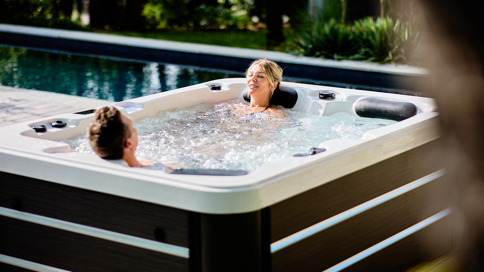 Paar entspannt im Whirlpool