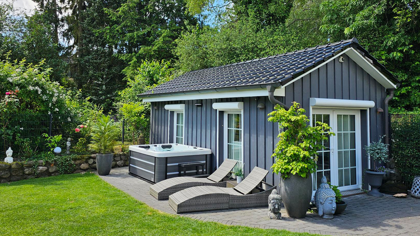 Whirlpool vor Gartenhaus