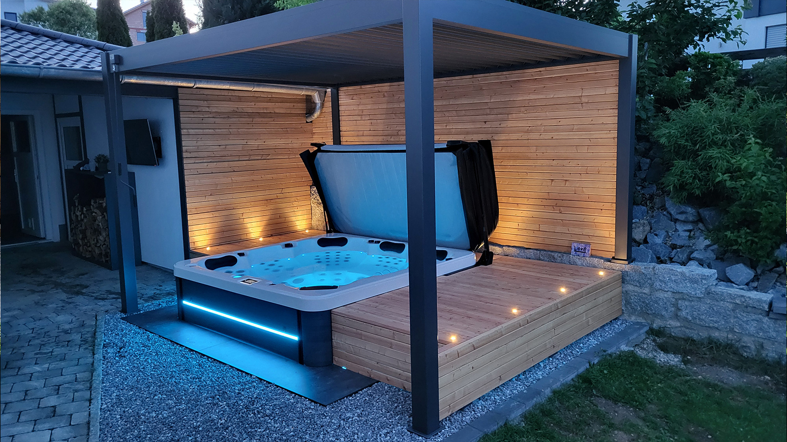 Whirlpool Überdacht