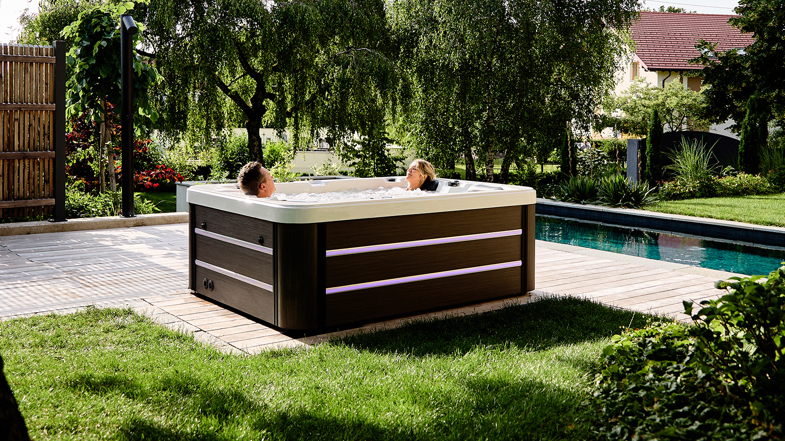 Aufgestellter Whirlpool auf Wiese