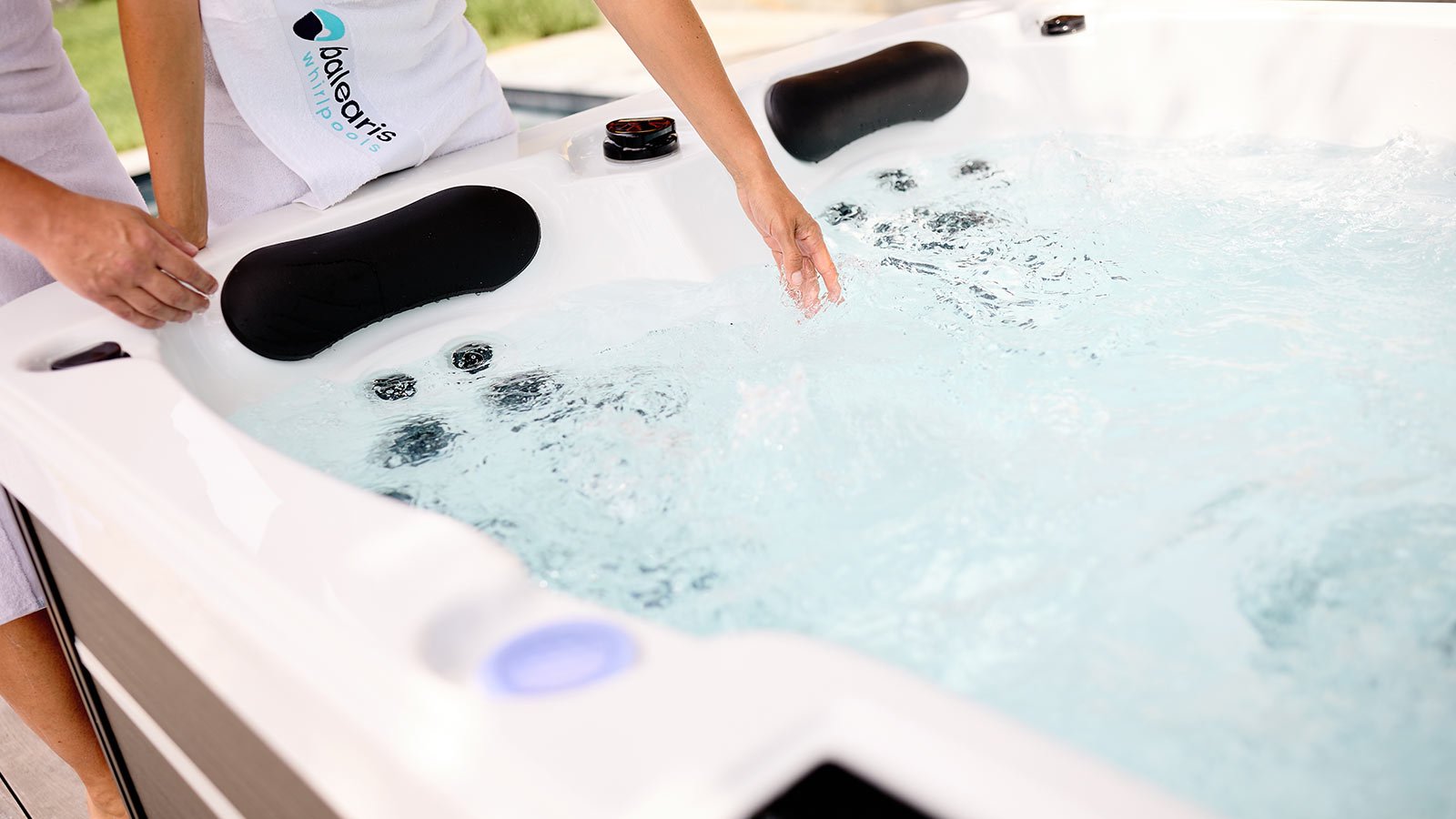 balearis-whirlpools-duesen-warten-wasserlinie_1600x900