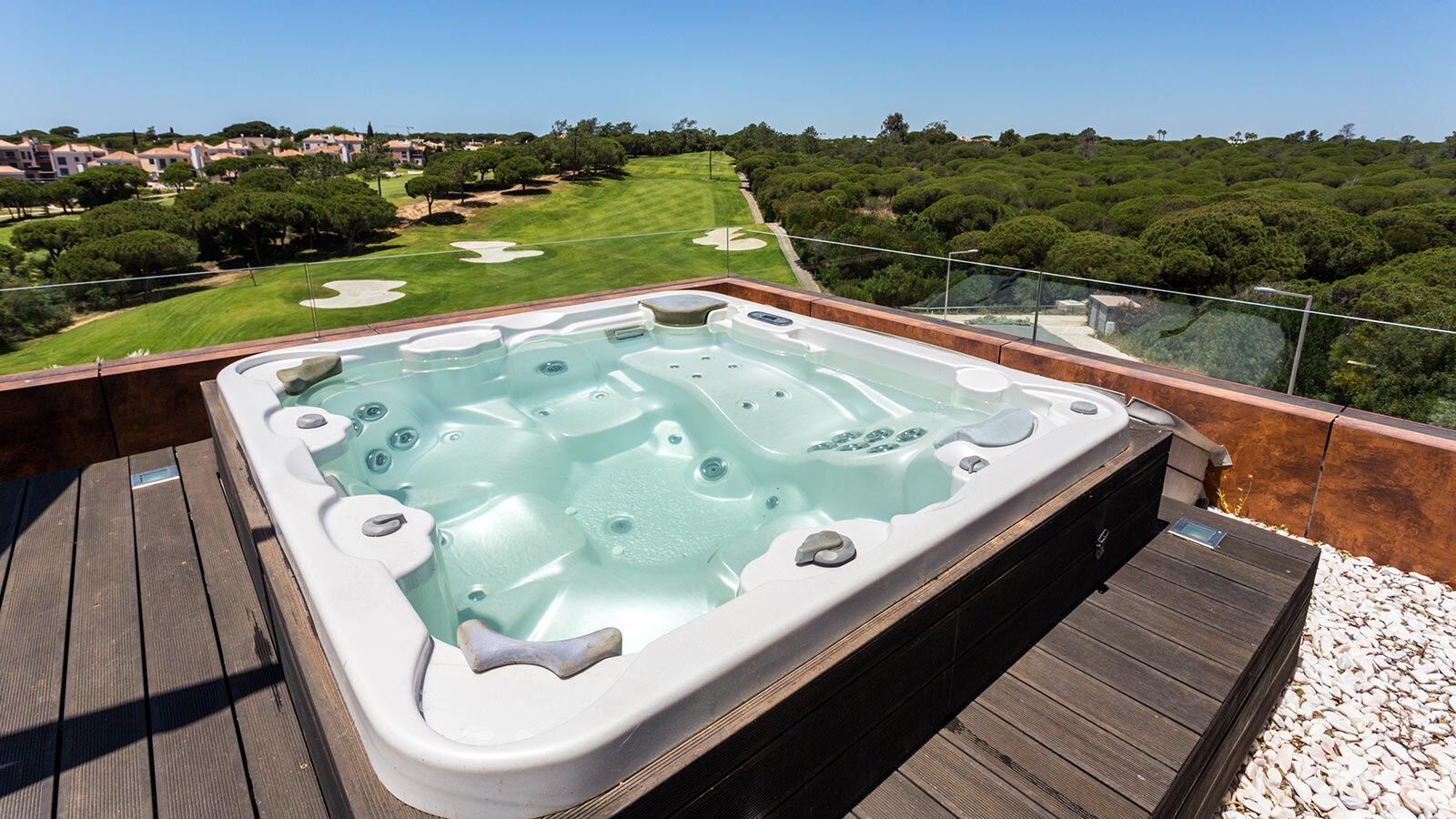 Versenkter Whirlpool in Dachterrasse