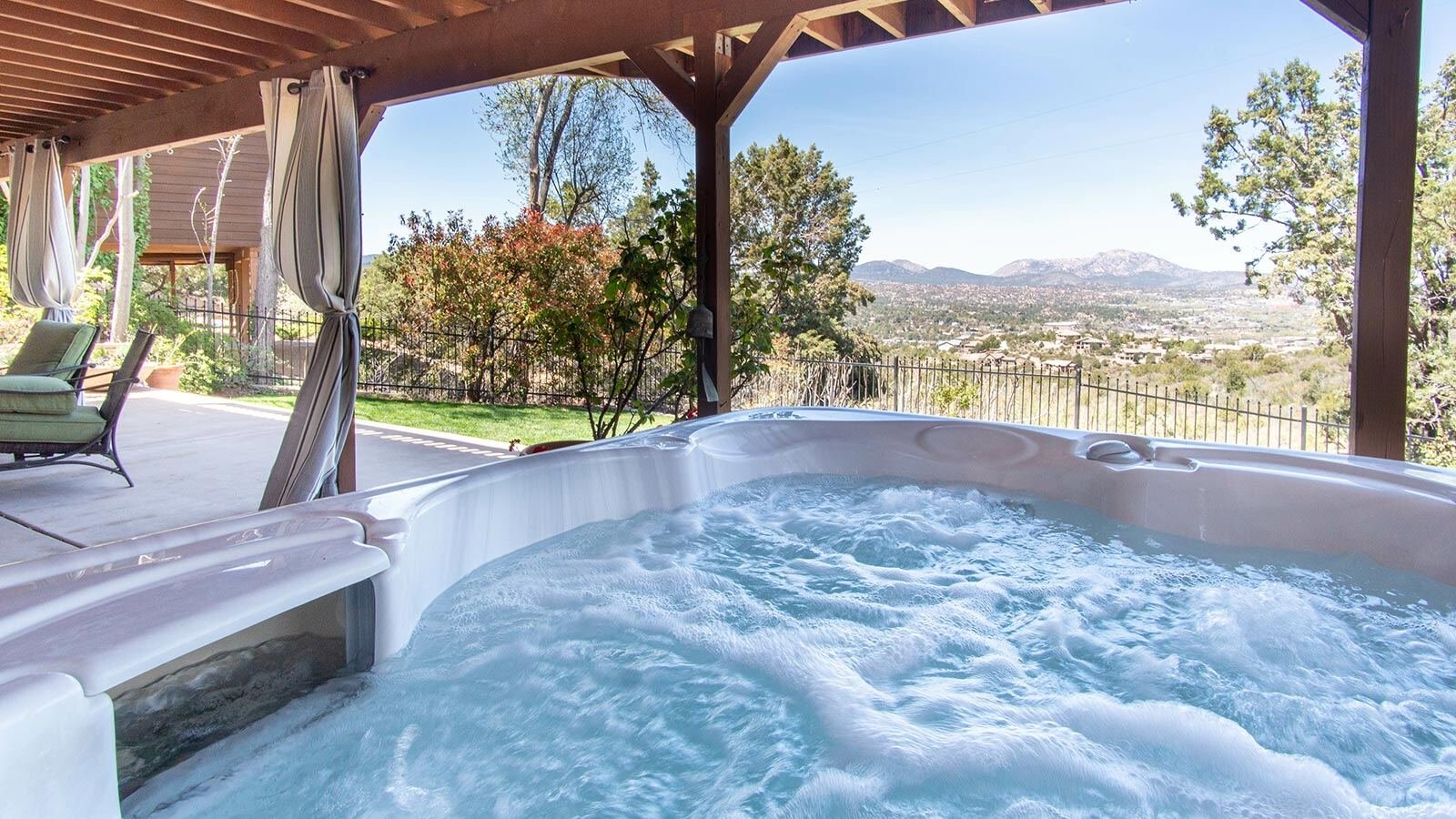 whirlpool-im-garten_terrasse_1600x900