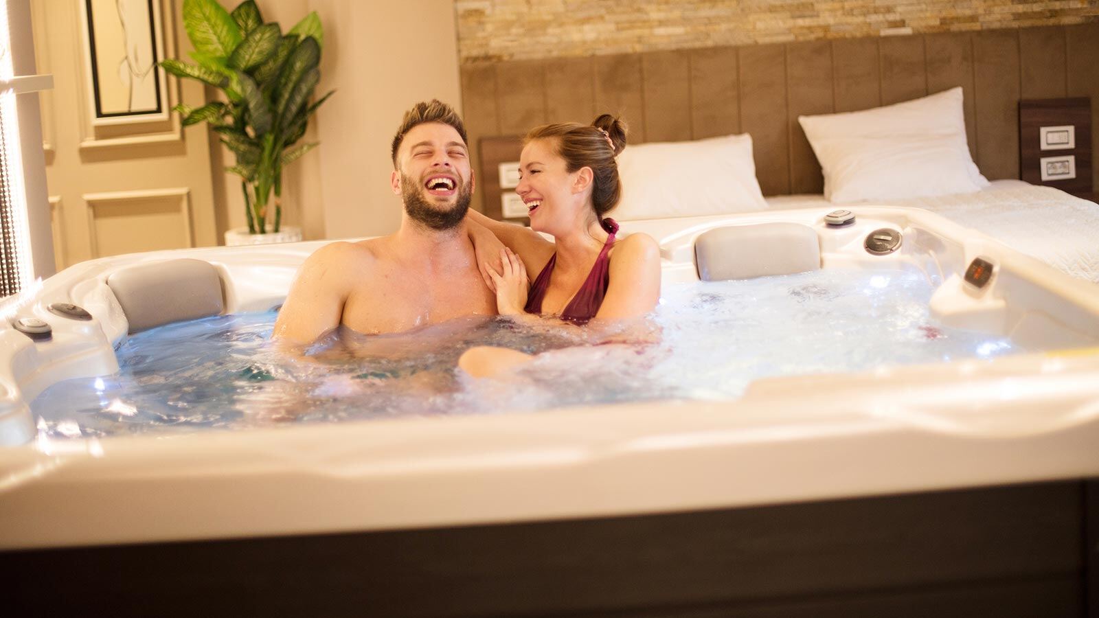 whirlpool-indoor-paar_03_1600x900